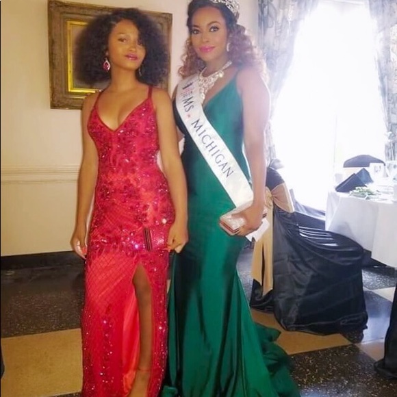 Stunning Emerald Green Evening Gown! - Picture 2 of 8